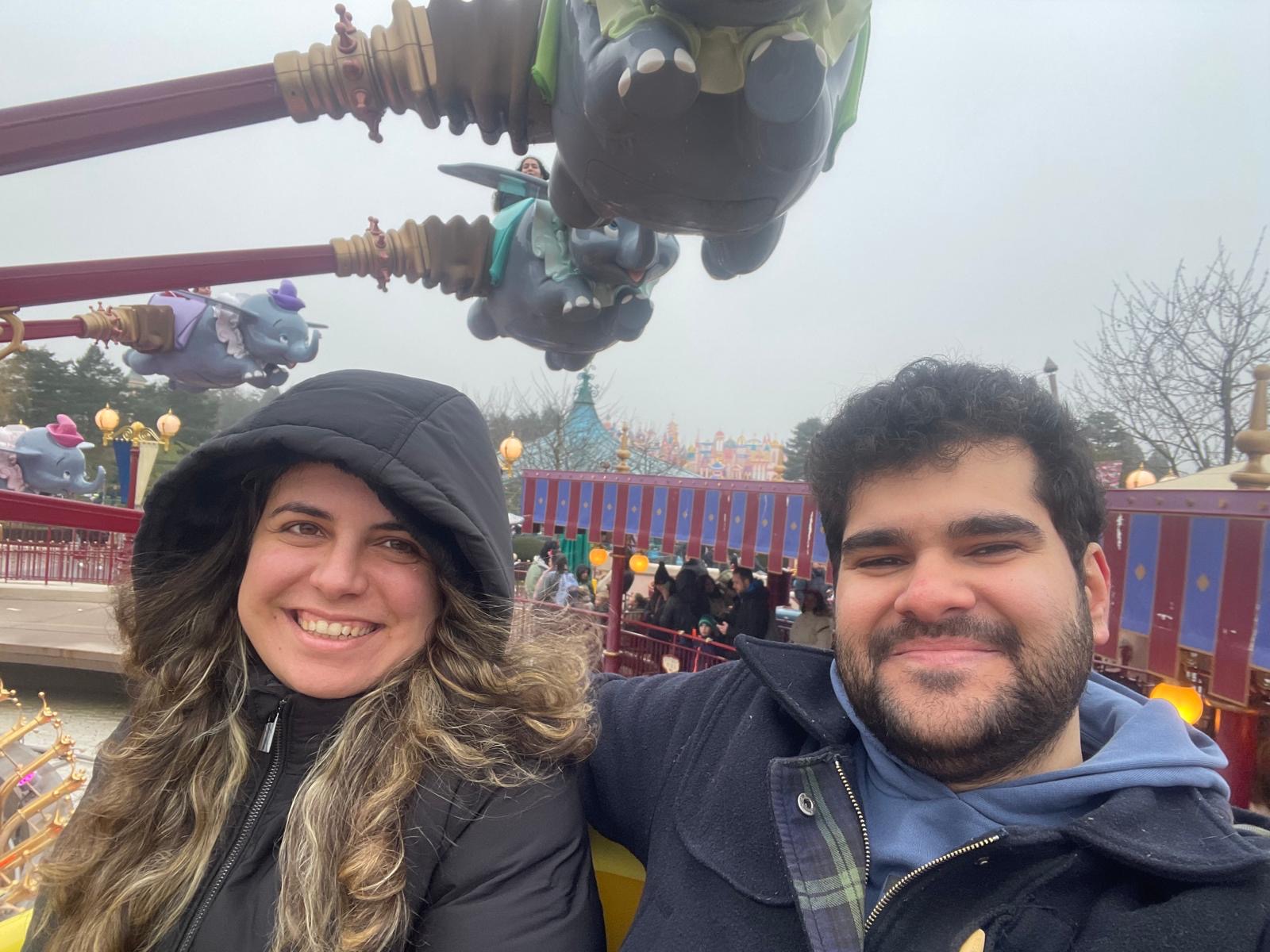Dumbo em Paris, com frio e felizes.