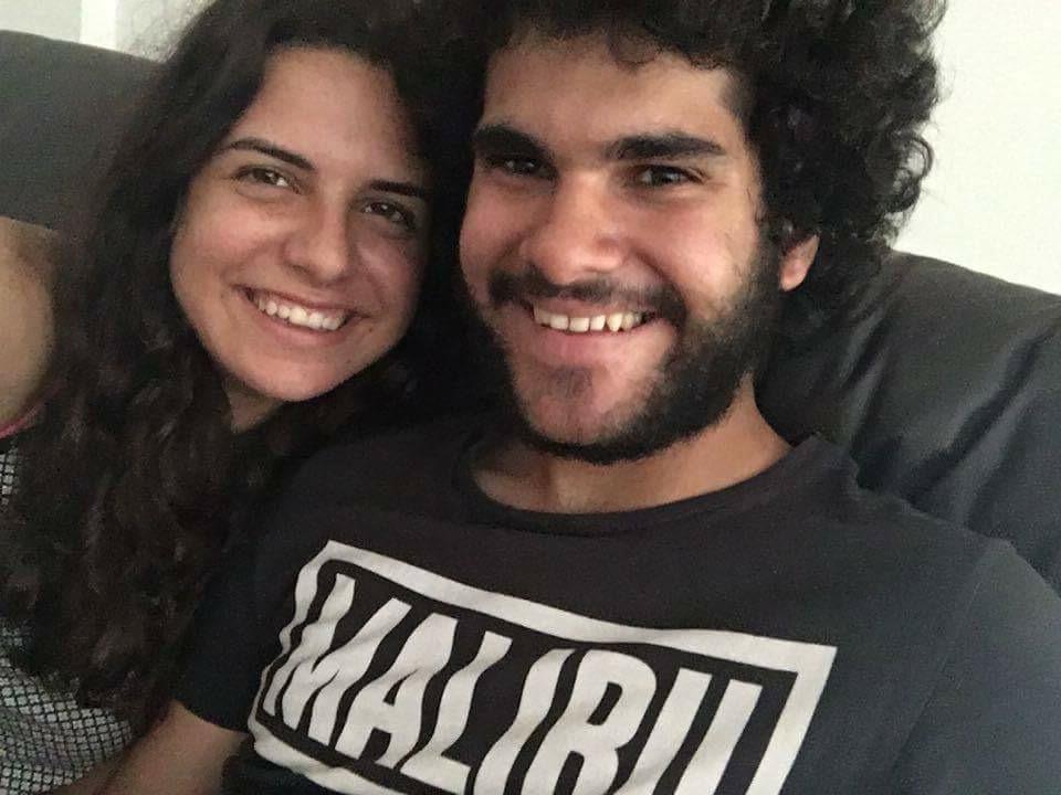 Os primeiros anos, no sofá e a rir.