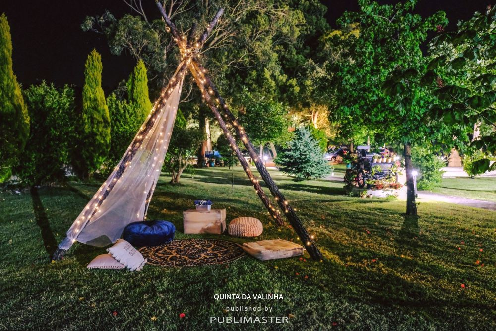Tenda iluminada com luzes de fada no jardim à noite