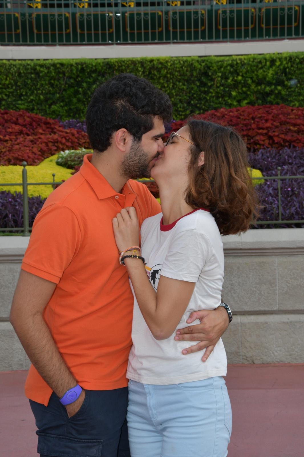 Um beijo em frente ao castelo.