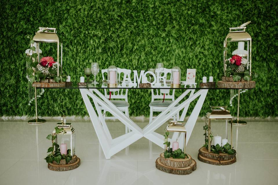 A mesa dos noivos, com AMOR em letras grandes