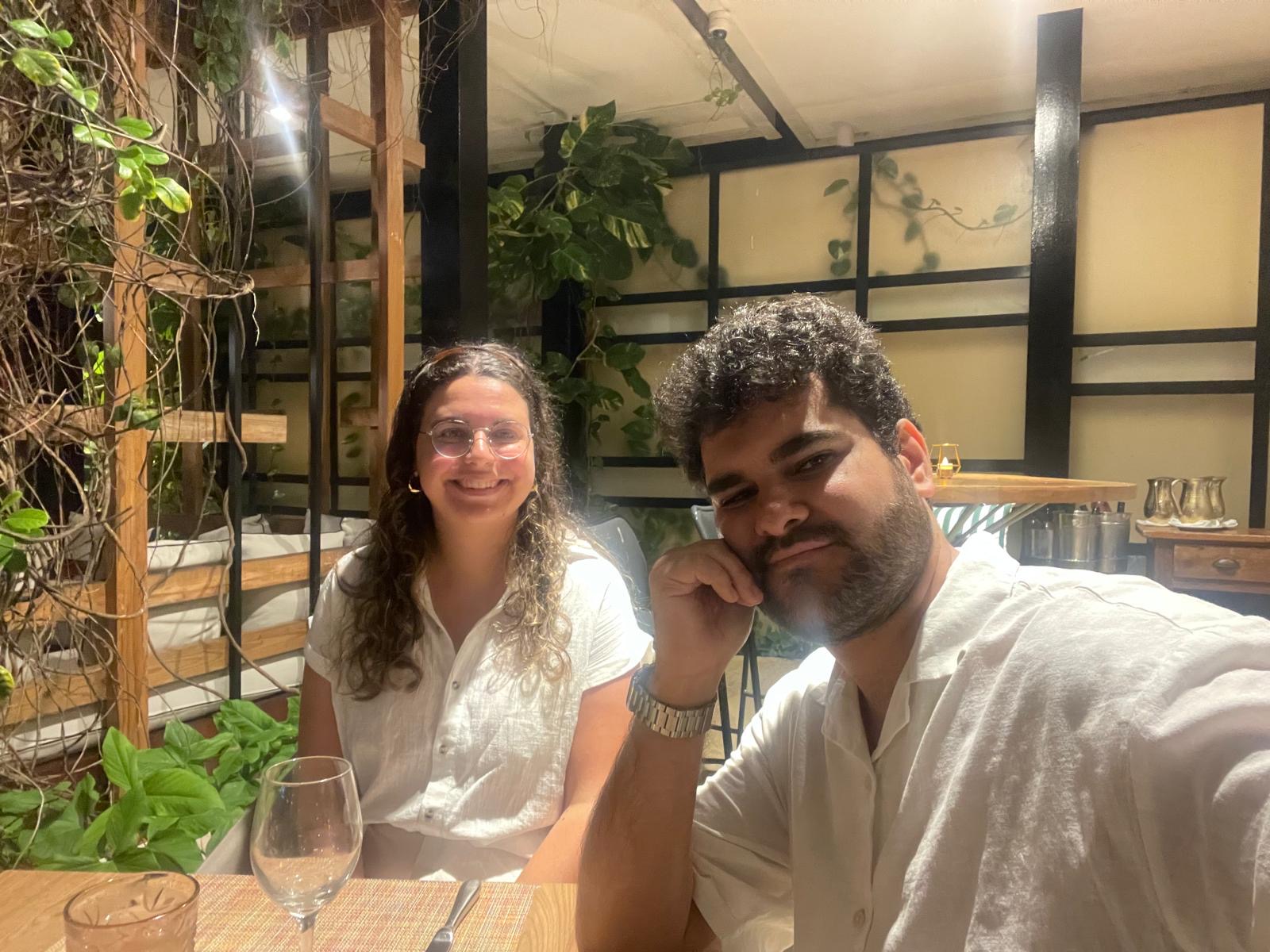 A nossa vida a experimentar restaurantes.